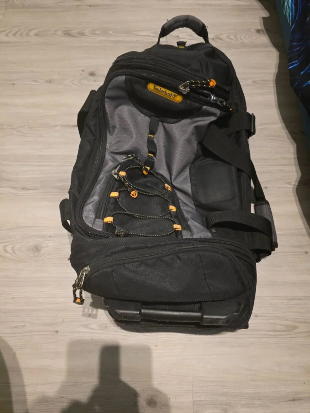 Timberland rolling luggage bag - Black, sturdy, large compartments